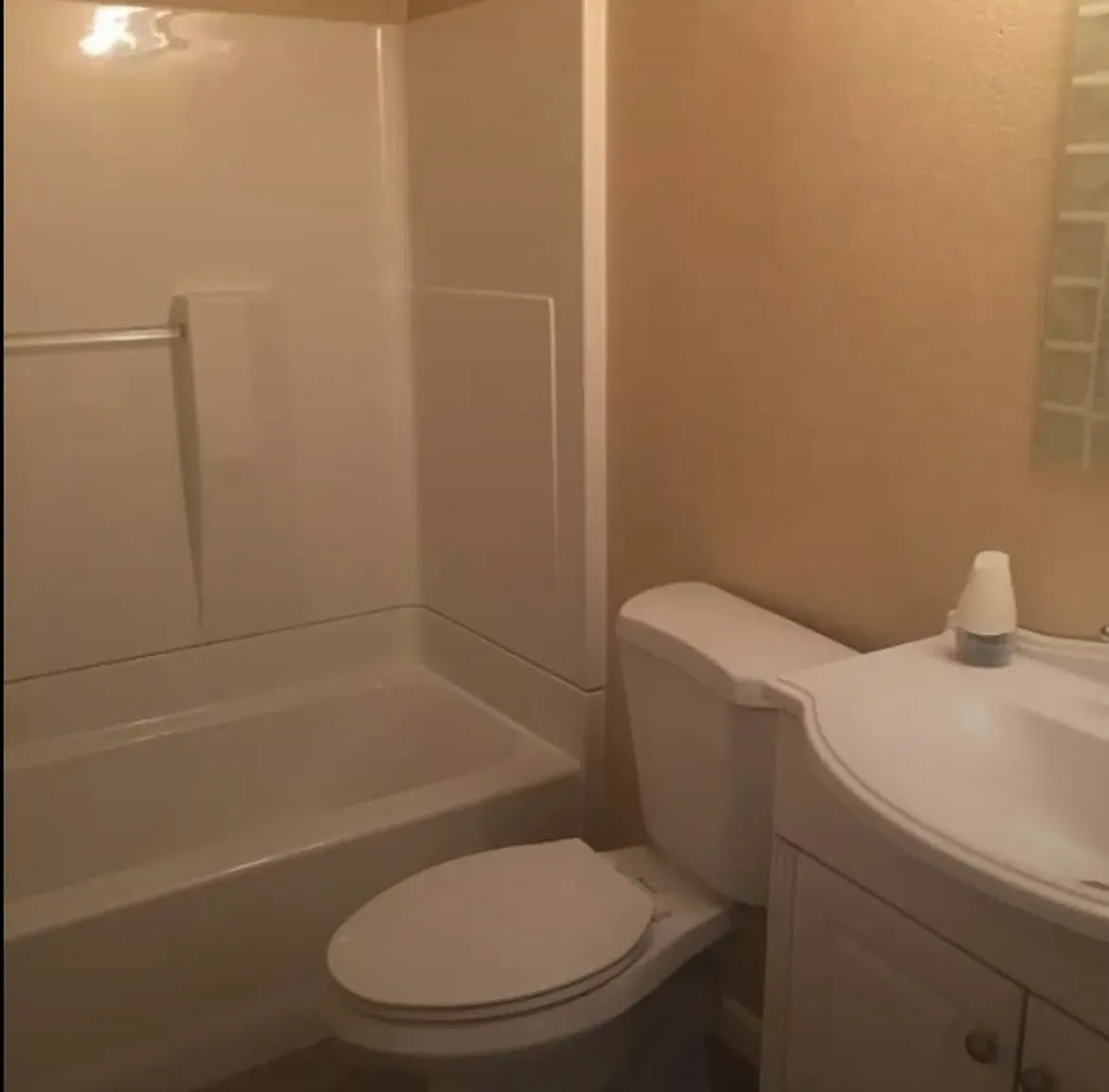 6 bed, 2112 sqft, $2,200 — Photo 1