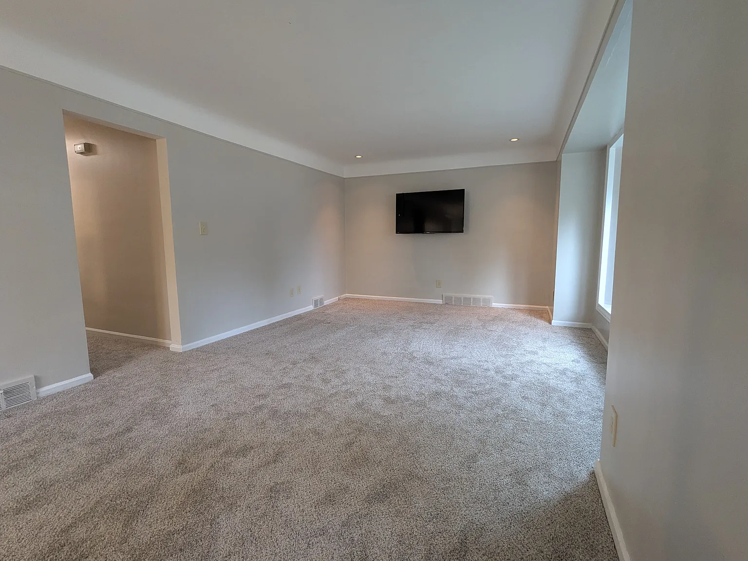 3 bed, 1069 sqft, $2,300 — Photo 4