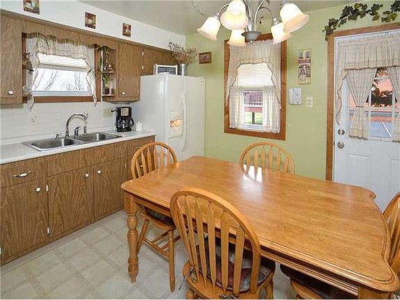 3rd image of 803 Lynda Ln