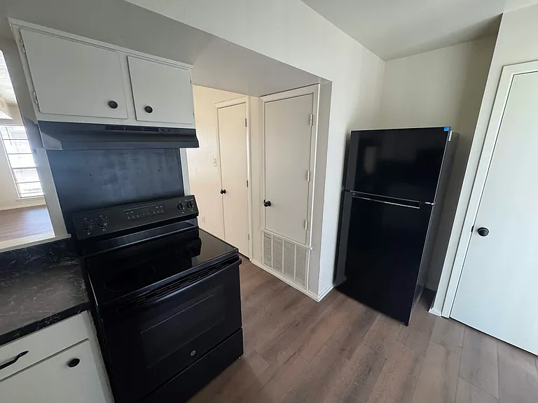 Apache Apartments — Photo 9