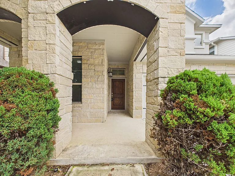 105 Auburn Cv — Photo 2