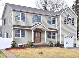 91 Southwood Cir, Syosset, NY 11791