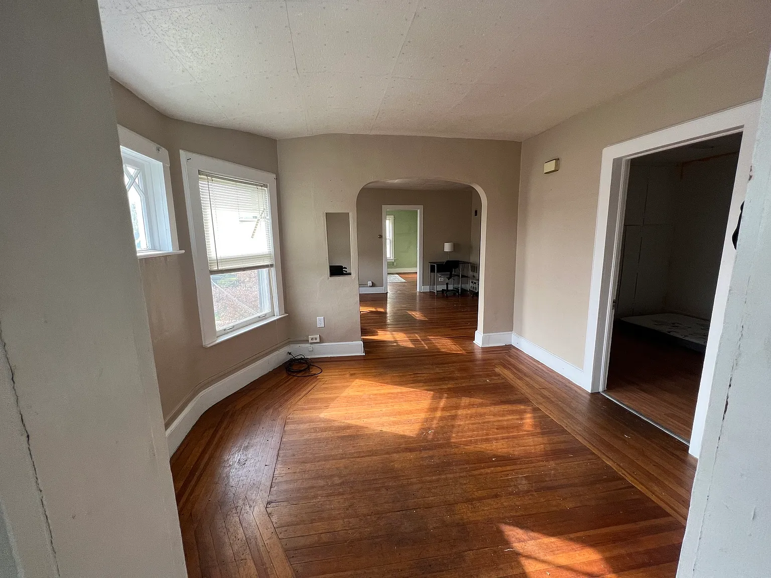 3 bed, 1000 sqft, $1,150 — Photo 2