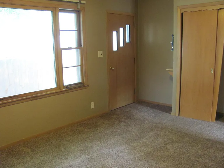 1718 Dyke Ave — Photo 2