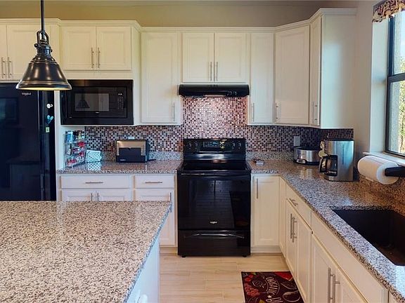 3rd image of 2541 Daisy Dr