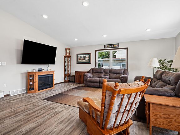 5th image of 713 6th Ave NE