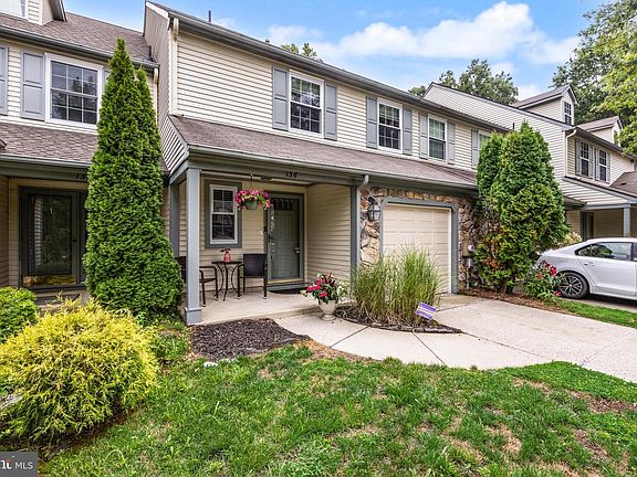 2nd image of 136 Lamplighter Ct