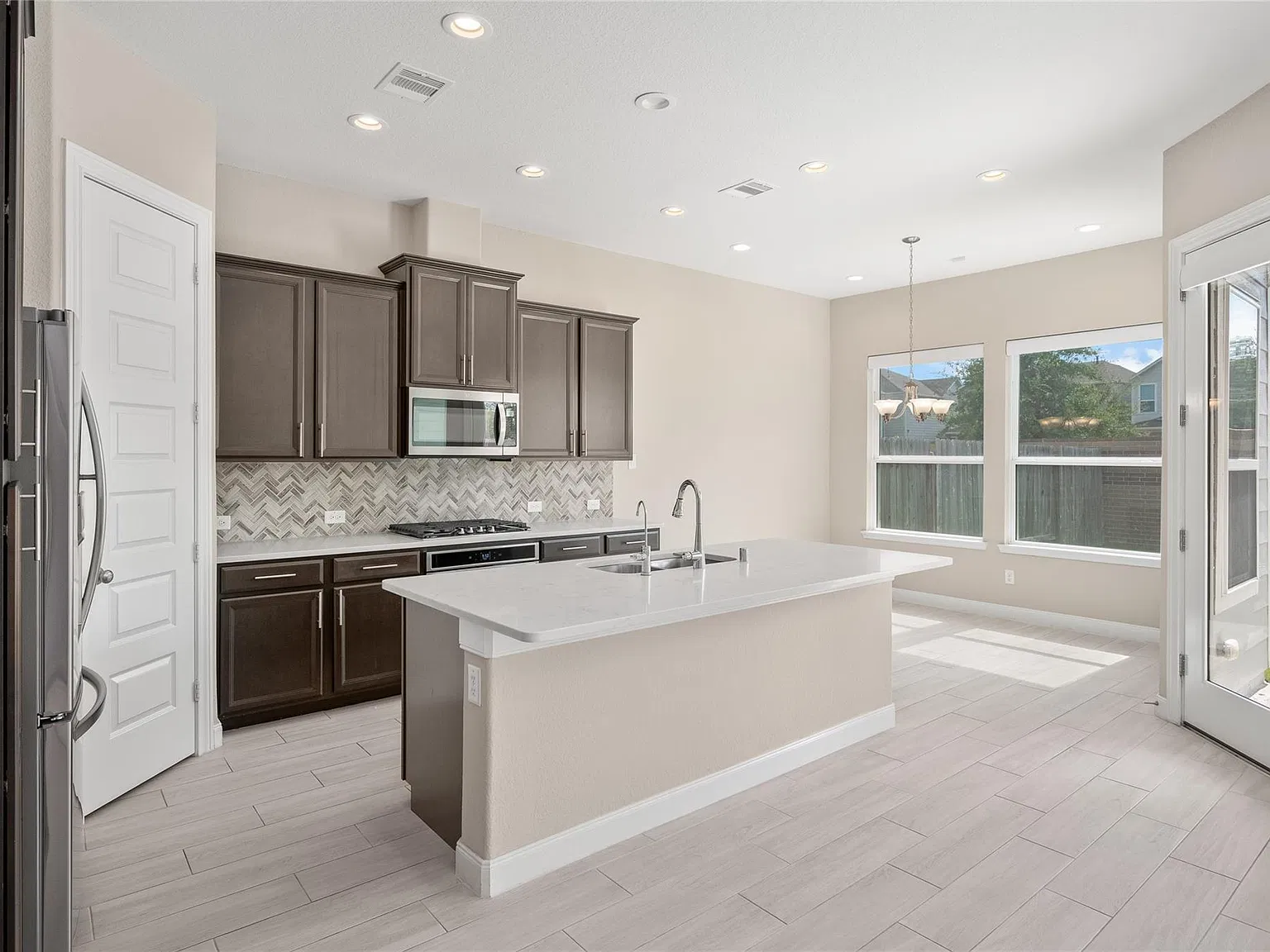 3 bed, 2.5 bath, 2010 sqft, $2,800 — Photo 2
