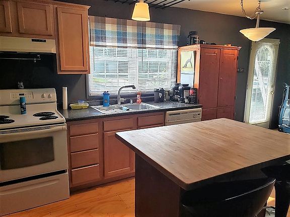 3rd image of 615 Woodlawn Dr