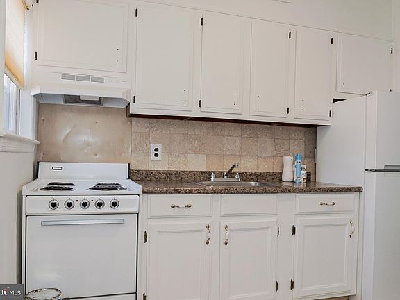 3rd image of 423 E 9th St