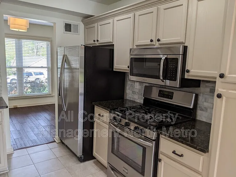 215 Broken Lance Pl — Photo 9