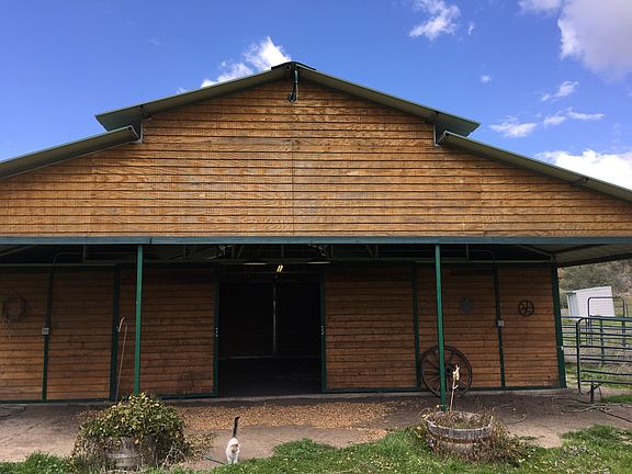 3 stall horse barn w/tack rm