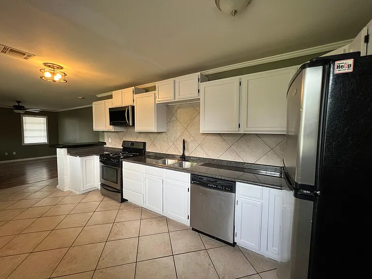 2114 Alison Ave — Photo 4