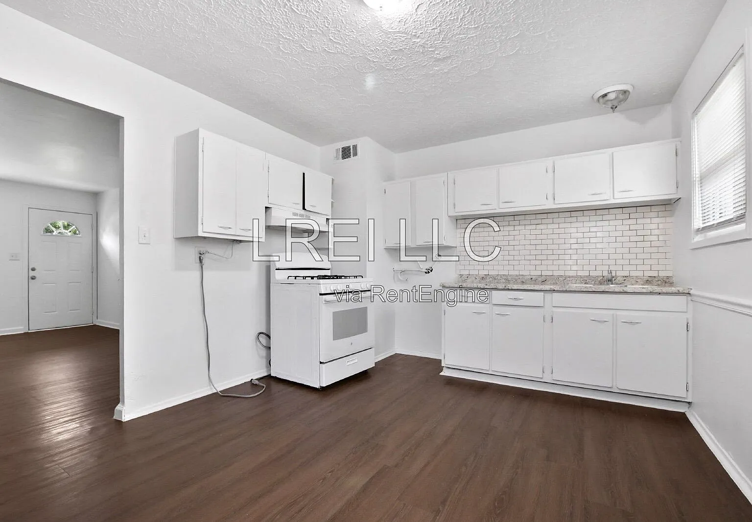 3 bed, 1.0 bath, 1073 sqft, $1,450 — Photo 3