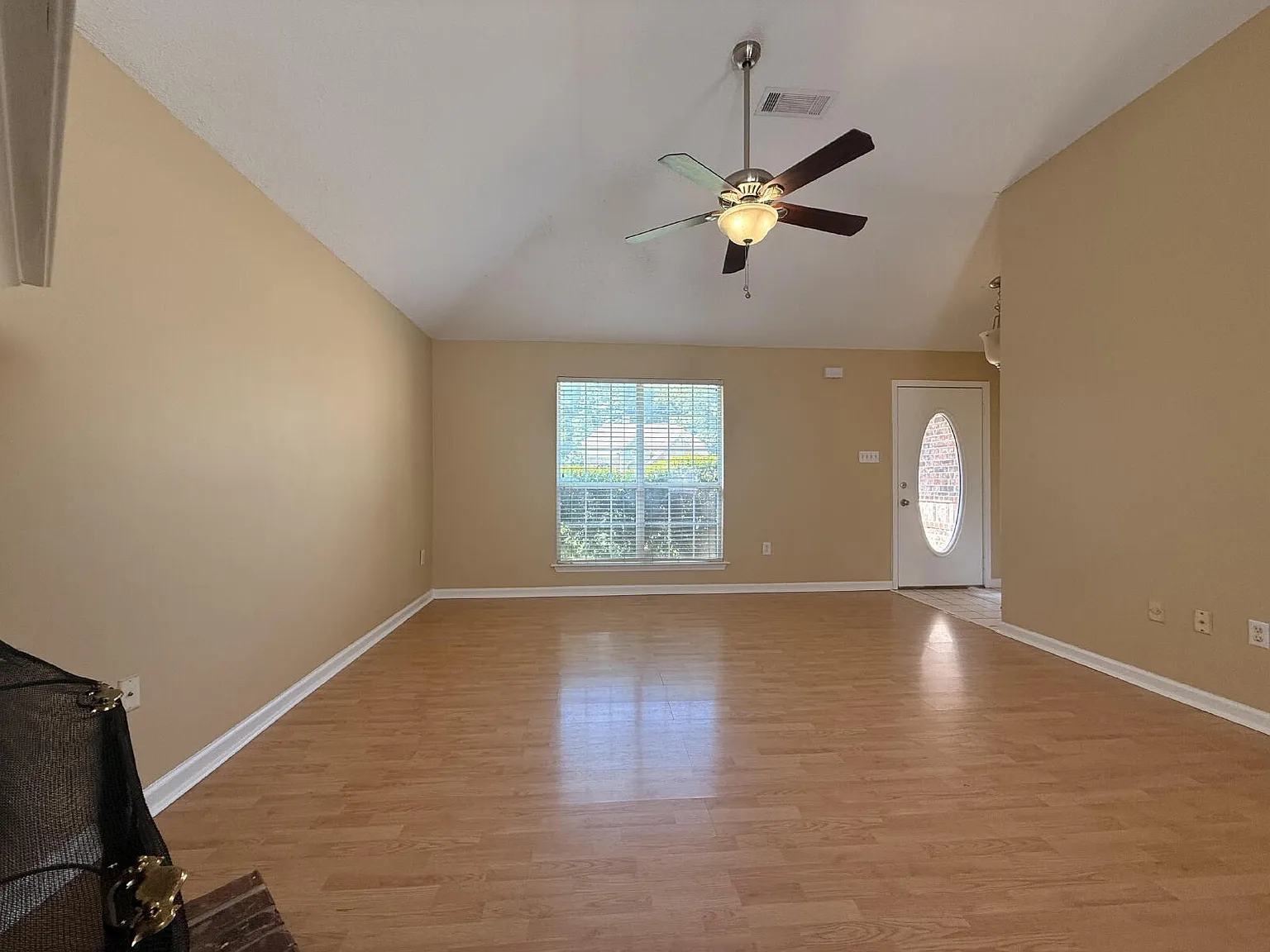 3 bed, 2.0 bath, 1268 sqft, $1,800 — Photo 3