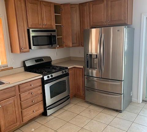 4th image of 164 Woodside Ave #1