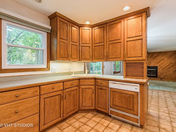 5th image of 36705 N Marilyn Ln