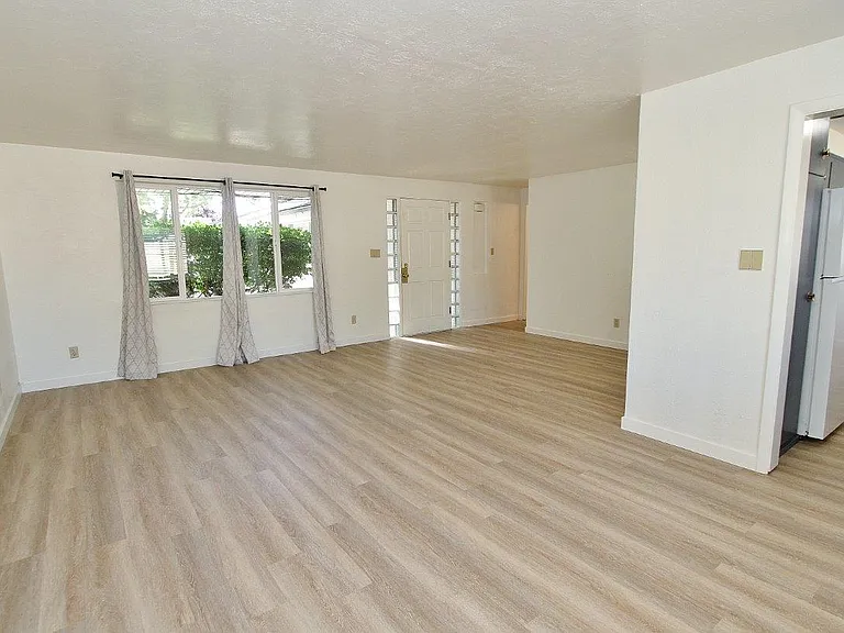 1407 Ellis Ave #6 — Photo 4