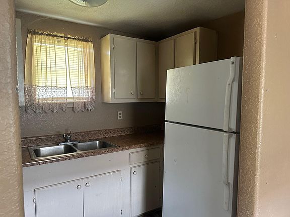 4th image of 310 S Avenue D