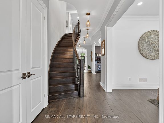 4th image of 10 Forest Grove Ct