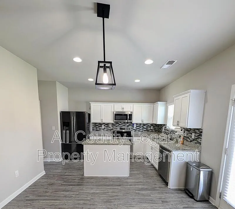 4 bed, 2.5 bath, 2288 sqft, $2,250 — Photo 3