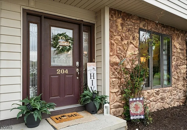 204 Dakota Dr — Photo 2