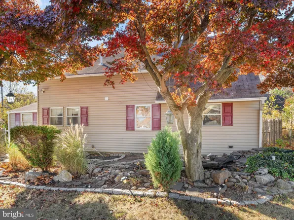 337 Holly Dr, Levittown, PA 19055