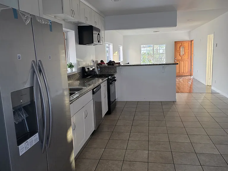 1638 S Berendo St — Photo 7