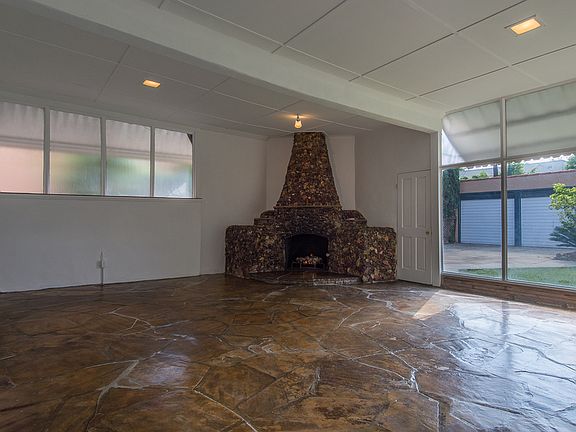 3rd image of 413 N Mansfield Ave