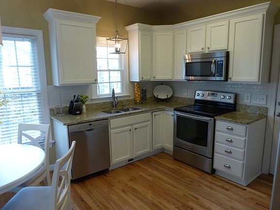 Kit w/granite, SS appliances