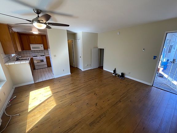 4th image of 12606 Moorpark St #3A