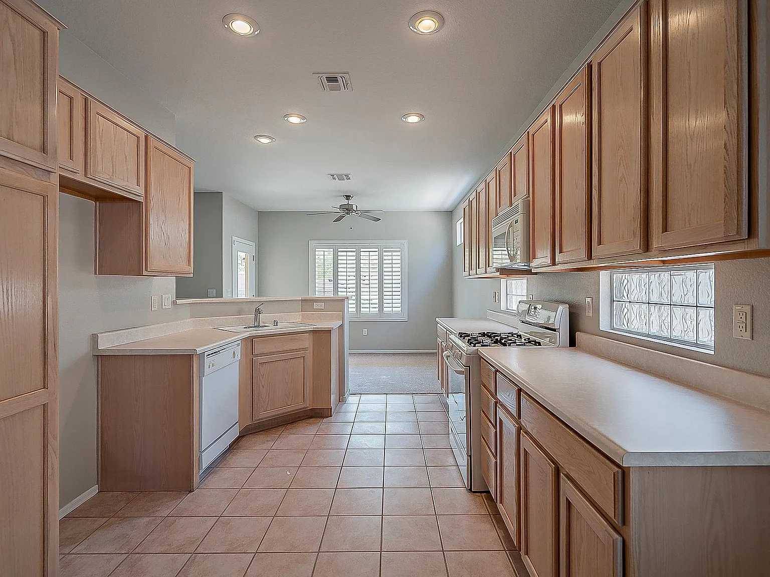 3 bed, 1590 sqft, $2,280 — Photo 2