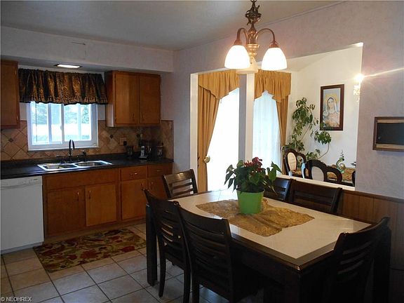 5th image of 23799 Curtis Dr