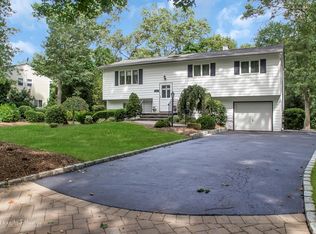 18 Peacock Ln, Commack, NY 11725