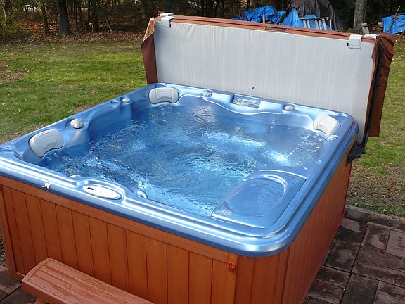 Hot Tub 5 steps from door