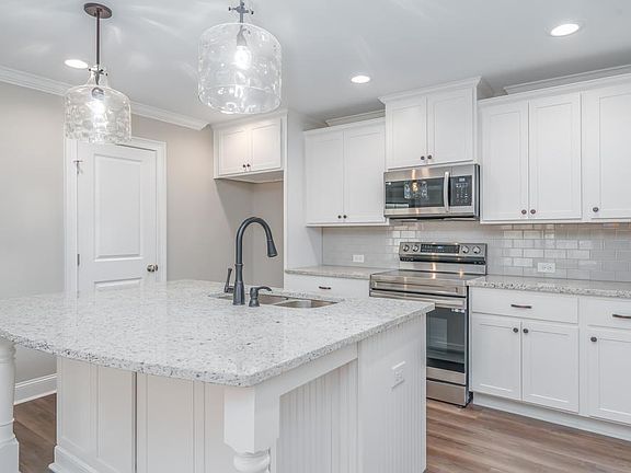 5th image of 121 Whitner Dr