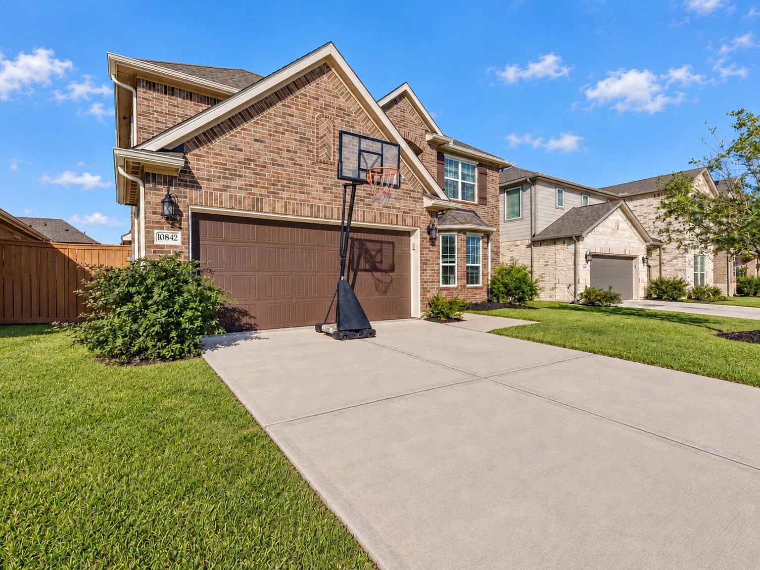 4 bed, 3.5 bath, 2610 sqft, $2,995 — Photo 2