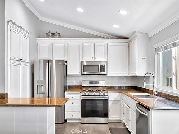 5th image of 18631 Collins St APT 10