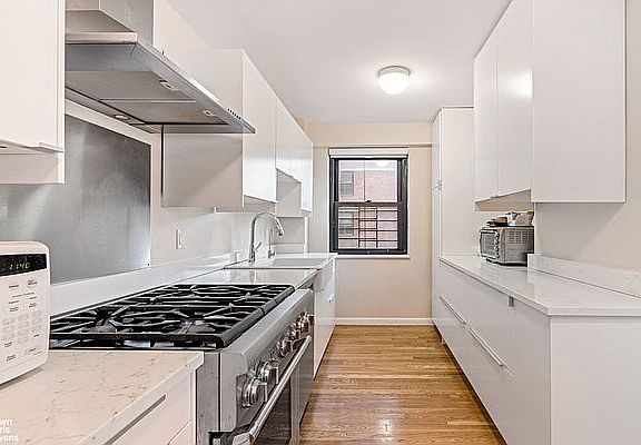 3rd image of 212 Broadway APT G704