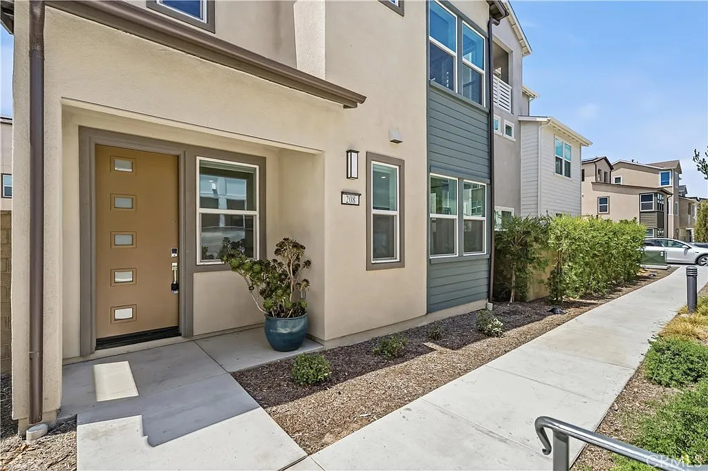 4 bed, 3.5 bath, 2132 sqft, $4,900 — Photo 1