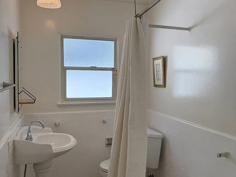 2523 S Bentley Ave — Photo 14