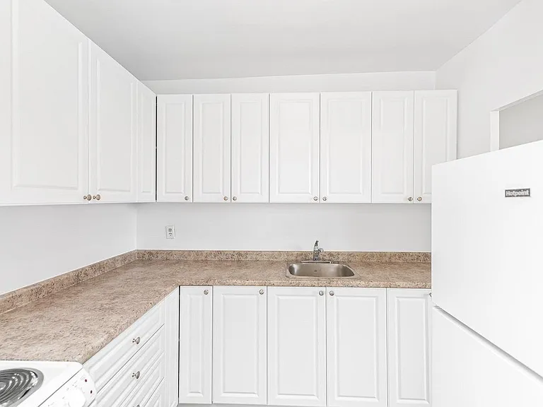 240 Mohawk Rd E — Photo 14