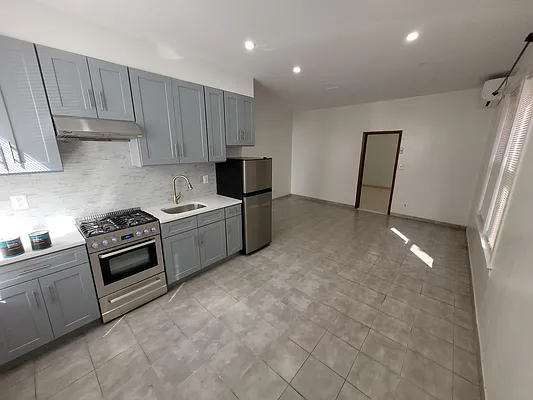 Rented by Halvatzis Realty | media 1