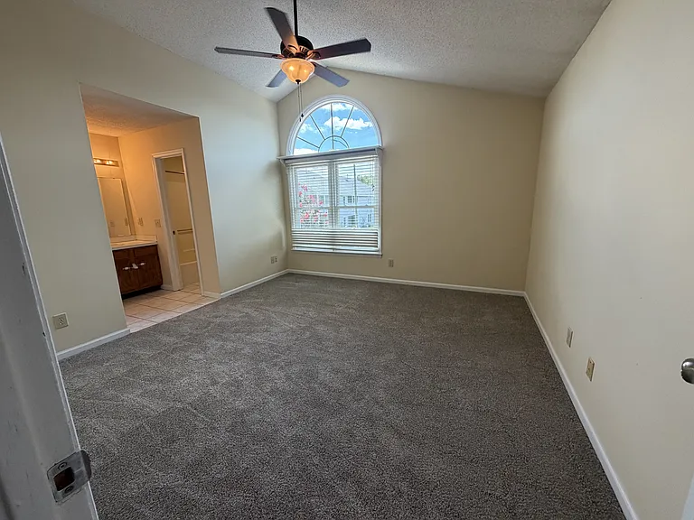 103 W Victoria Ct #F — Photo 9