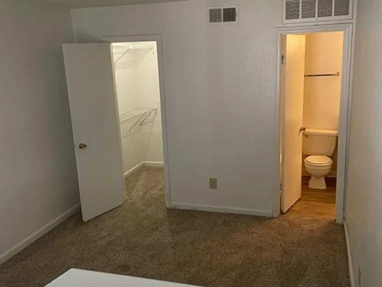 Emerald Cove Apartments — Photo 179
