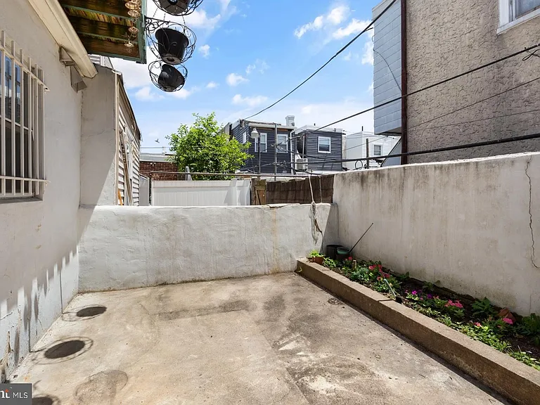1842 McKean St — Photo 3