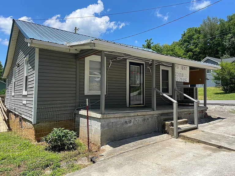 310 N Hill St — Photo 2