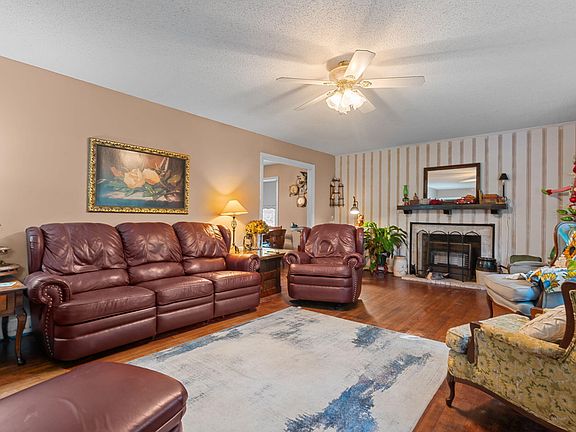 4th image of 717 Lakeside Dr