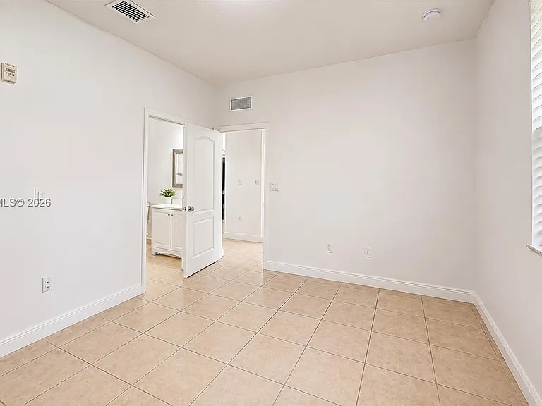 1652 SE 28th St #200 — Photo 5