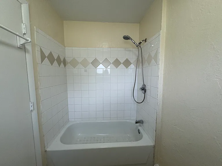546 San Bernardino St — Photo 10